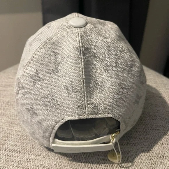 Louis Vuitton While and Gray leather Monogram Cap Size M
Authentic - Picture 7 of 7